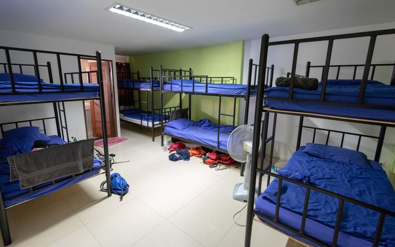 P & T Hostel Банг-Рак Экстерьер фото